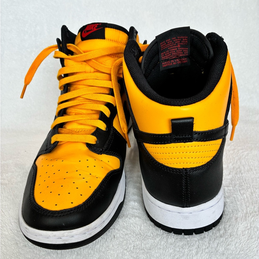 Nike Men's Bold Black and Yellow Sneakers